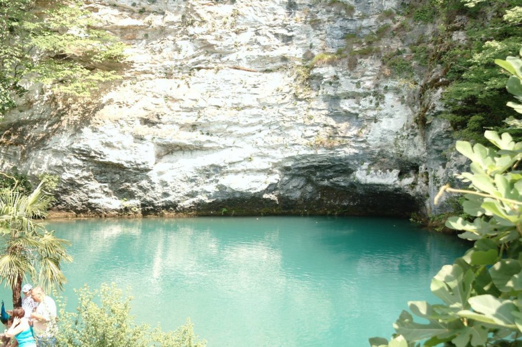 Голубое озеро в скале