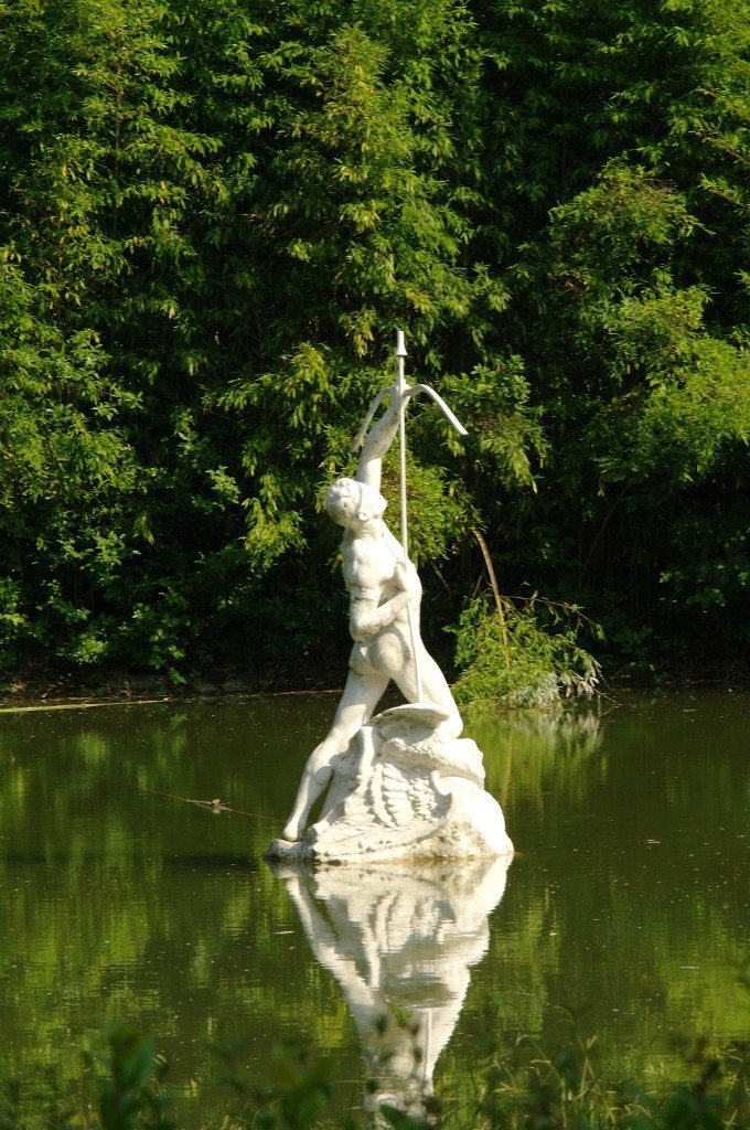 Статуя посреди пруда в центре гагр