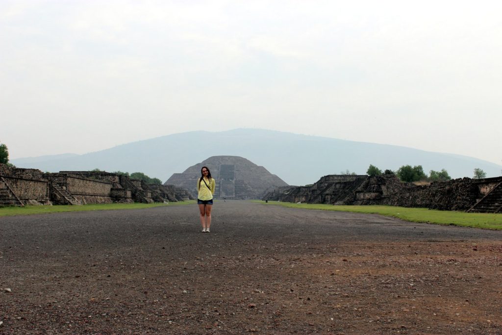 Дорога мертвых в Теотиуакан вид на пирамиду Луны